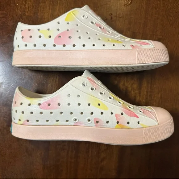 Native Jefferson Girls Shoes Milk Pink & White Slip On Size 2 Youth Waterproof - Picture 8 of 11